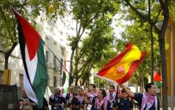 فلسطينيون يرفعون العلمين الاسباني والفلسطيني 