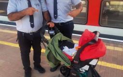 صورة الرضيعة برفقة الشرطة