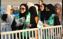 نساء سعوديات يحضرن مباراة كرم قدم بالملعب