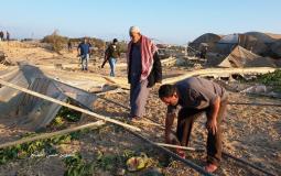 المزارع أيمن عابدين يتفقد أرضه الزراعية جنوب قطاع غزة