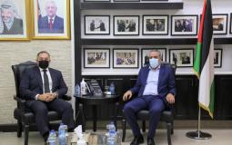 حسين الشيخ يجتمع مع السفير المصري الجديد لدى فلسطين