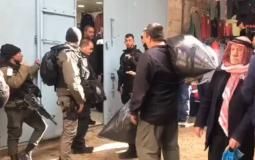 الاحتلال يحرر مخالفات ويستولي على بضائع في القدس