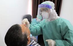 طبيب يجرى مسحة كورونا لأحد المواطنين في غزة