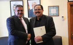 صيدم يسلم رئيس جامعة والدبلوماسية