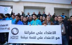 موظفو شركة الاتصالات في غزة خلال وقفة احتجاجية إثر تعرض مستودع الشركة للسرقة