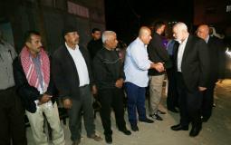 إسماعيل هنية يؤدي واجب العزاء لعوائل شهداء في غزة