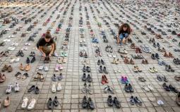  نشطاء أوروبيون يضعون 4500 زوج من الأحذية أمام مقر الاتحاد الأوروبي في بروكسل احتجاجا على جرائم الاحتلال بحق الفلسطينيين