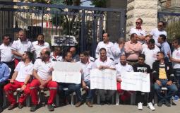 ضباط الإسعاف ينظمون وقفة احتجاجية أمام مقر الهلال الأحمر بالبيرة