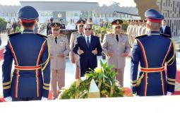 الرئيس المصري عبد الفتاح السيسي يضع اكليل من الزهور على قبر الرئيس الراحل أنور السادات 