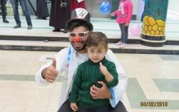 محمد الجوجو طبيب الضحكات لمرضى السرطان في غزة