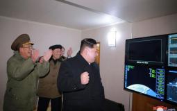 زعيم كوريا الشمالية وعدد من قادته يتابعون التجربة الصاروخية الأخيرة لبلادهم