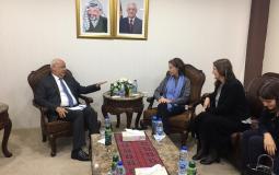 عريقات يلتقي دبلوماسيين سويديين