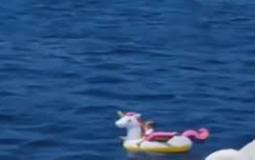 شاهد: فيديو صادم لطفلة تائهة في عرض البحر على بالون سباحة 
