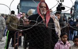 مواطن من غزة يقف قرب المناطق الحدودية -ارشيف-