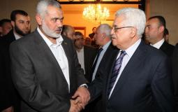 الرئيس عباس واسماعيل هنية خلال جولة المصالحة سابقا