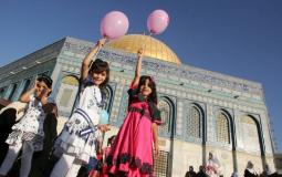 أطفال يلهون في باحات المسجد الأقصى أول أيام عيد الفطر السعيد 