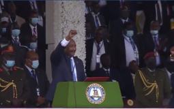رئيس المجلس السيادي عبد الفتاح البورهان ويهو يغني ويردد كلمات أغنية "سودان بلدنا وكلنا إخوان"