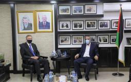 حسين الشيخ خلال اجتماعه مع القنصل البريطاني العام فيليب هول