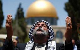 مواطن فلسطيني يصلي في المسجد الأقصى في القدس -من الارشيف-