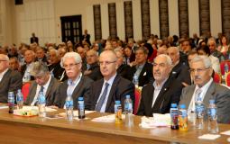 عضو اللجنة المركزية لحركة فتح جمال محيسن بجانب رئيس حكومة التوافق الوطني رامي الحمد الله -ارشيف-