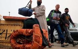 عمال فلسطينيين يدخلون على أحد الحواجز الاسرائيلية