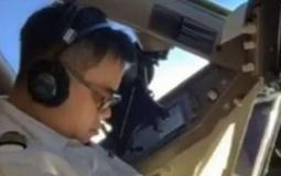 الطيار الذي يغط في نوم عميق خلال رحلة جوية