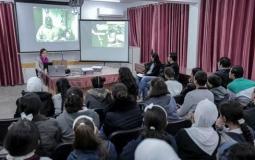 محاضرة عبر الإنترنت لطلاب الأونروا بغزة