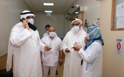 أطباء يتابعون فيروس كورونا في السعودية