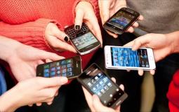 فلسطينيات من رام الله يمتلكن هواتف ذكية
