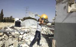 مواطن مقدسي يهدم منزله ذاتياً تحت إجبار من الاحتلال
