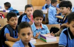 طلاب مدرسة في غزة يتسلمون الكتب الدراسية