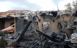 آثار الدمار الذي لحق بمنزل شمال تل أبيب بعد استهدافه بصاروخ من غزة حسب الجيش الإسرائيلي