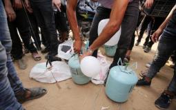 تجهيز بالونات حارقة على حدود غزة