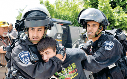قوات الاحتلال الإسرائيلي تعتقل أحد الأطفال الفلسطينيين- توضيحية