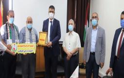 وفد الكتلة الإسلامية يكرم وزارة الصحة بغزة