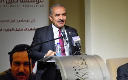 محمد اشتية خلال مشاركته في ندوة لإحياء الذكرى 31 لاستشهاد خليل الوزير