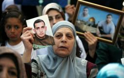 والدة اسير فلسطيني في سجون الاحتلال الاسرائيلي -صورة تعبيرية-