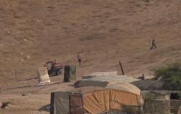 مستوطنون يسيجون أراضي في خربة احميّر بالأغوار الشمالية