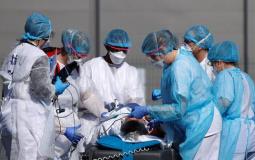 أطباء فرنسيون يحاولون إنقاذ حياة مريض وهم يرتدون ملابس خاصة لحماية أنفسهم من الإصابة بفيروس كورونا المستجد