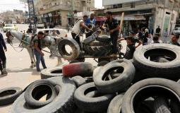 مواطنون يجمعون الكوشوك استعدادا لحرقه يوم الجمعة على الحدود الشرقية لقطاع غزة