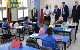 رئيس الوزراء محمد اشتية يتفقد سير العملية التعليمية في ظل كورونا