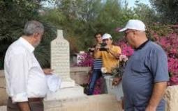 تنظيف مقبرة القسام المعرضة للمصادرة  والسلب