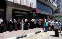 مواطنون ينتظرون صرف شيكات الشؤون في غزة