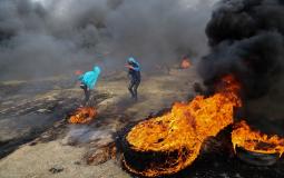 مواطنون يحرقون اطارا مطاطيا شرق غزة