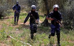 عناصر الامن خلال مطاردة مطلوبين بتفجير موكب الحمد الله غرب النصيرات أمس