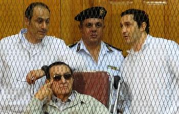 مبارك ونجلاه أثناء محاكمتهم