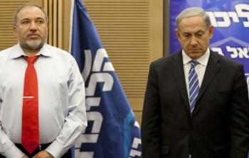 رئيس الحكومة الإسرائيلية بنيامين نتنياهو بجوار أفيغدور ليبرمان الذي يعارض اتفاق التهدئة في غزة