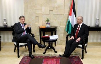 رئيس الوزراء رامي الحمد الله مع ممثل هولندا لدى فلسطين بيتر موليما