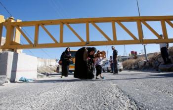 فلسطينية تجتاز حاجز حديدي في الخليل