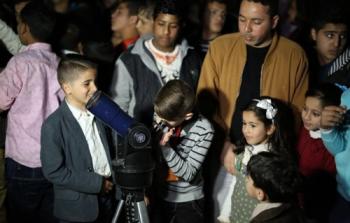  أطفال غزة يرصدون القمر وكوكب المشتري